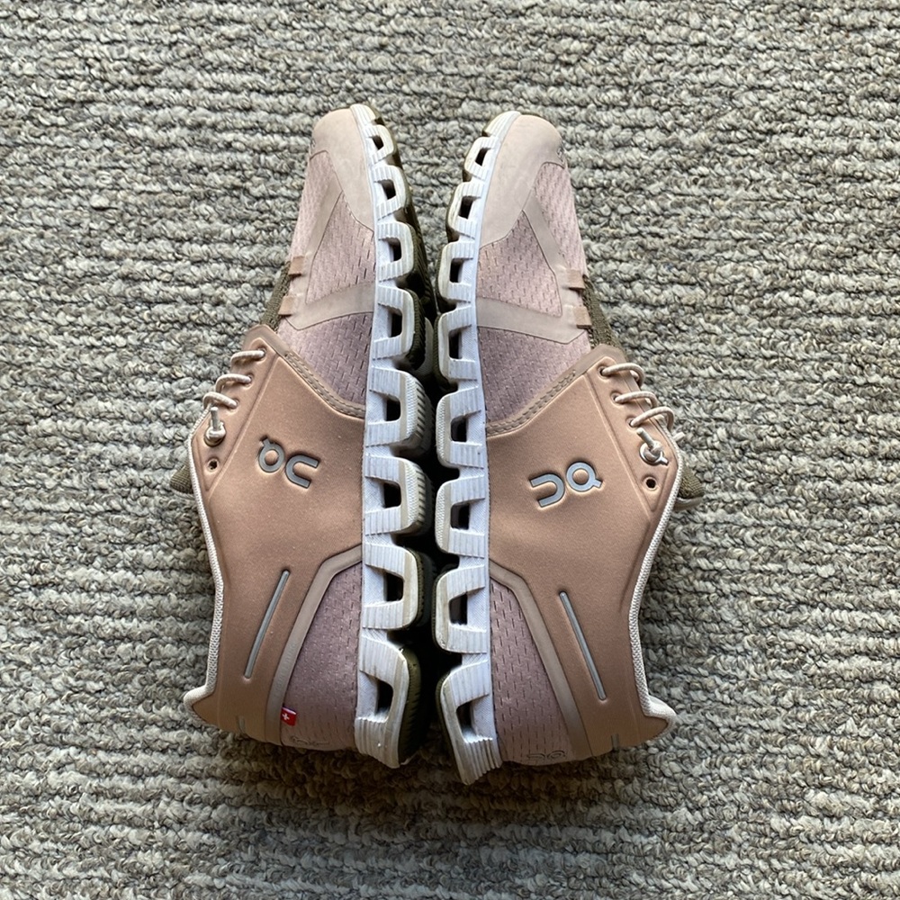 ON Cloud Women’s Sneakers  W9 Rose Color